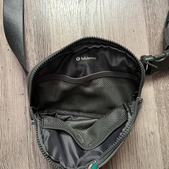 🆕lululemon Everywhere Belt Bag -Green - Picture 7 of 9